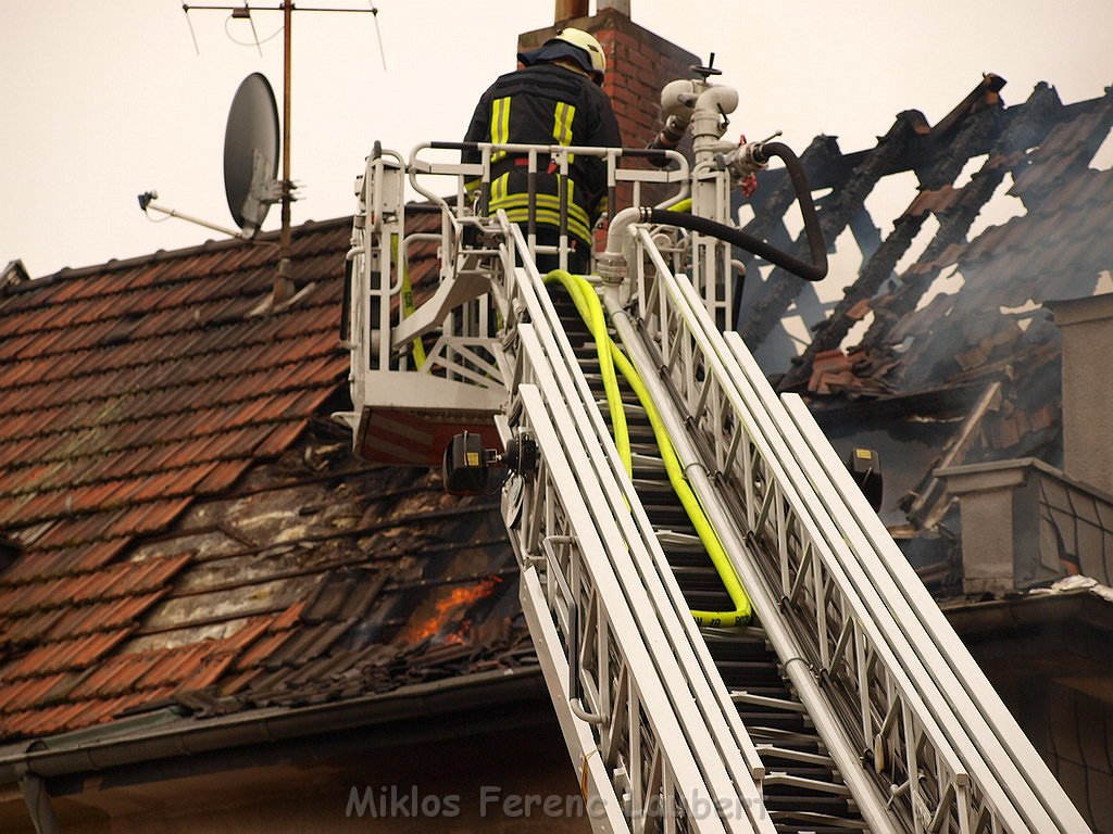 Feuer 3 Reihenhaus komplett ausgebrannt Koeln Poll Auf der Bitzen P331.JPG